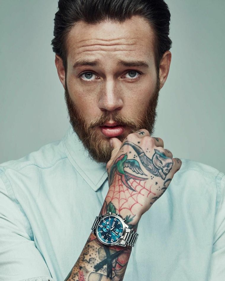 uomo con barba e tatuaggi