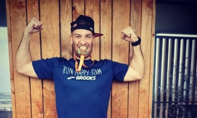 Coronavirus: bloccato in casa, corre 42 km di maratona sul balcone img